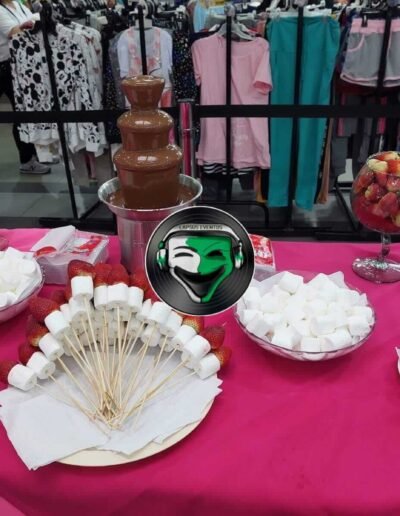 Mesa con fuente de chocolate para eventos